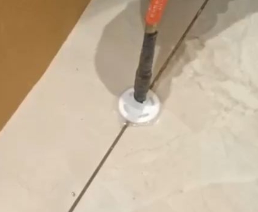 河西瓷砖空鼓维修公司专业解答瓷砖在铺贴过程中，如果没有涂抹均匀到位的粘结材料（如水泥砂浆或瓷砖胶），可能会导致以下问题