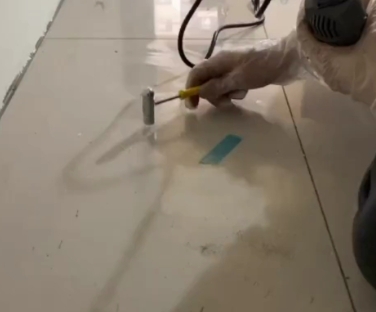 河西瓷砖开裂维修公司专业分享瓷砖在铺贴前如果没有沥干水分，将会导致以下问题
