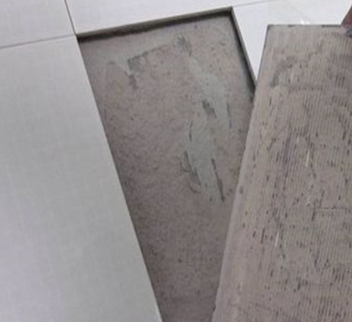 河西瓷砖空鼓维修公司分享瓷砖铺贴时如果打浆（即涂抹在瓷砖背面和基层上的砂浆或瓷砖胶）过少，会带来以下问题